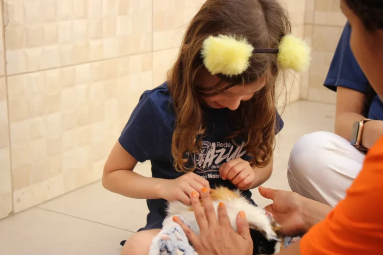 Crianças do Colégio Notre Dame em vivência com animais
